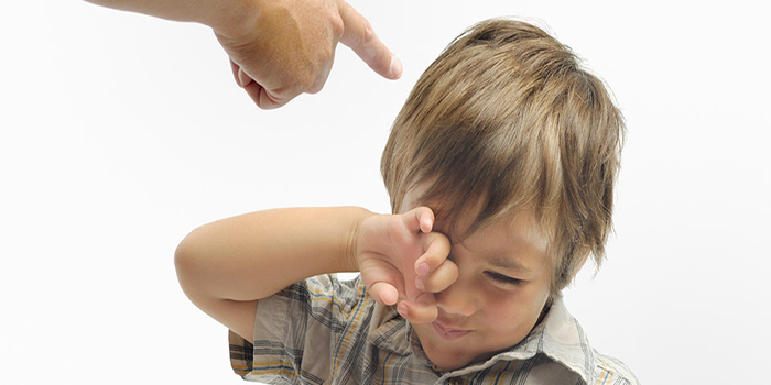 ik-naitre-grandir-parent-chicaner-gronder-enfant