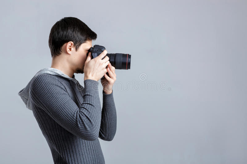 portrait-de-profil-d-une-utilité-professionnelle-réussie-dsl-de-photographe-88121297